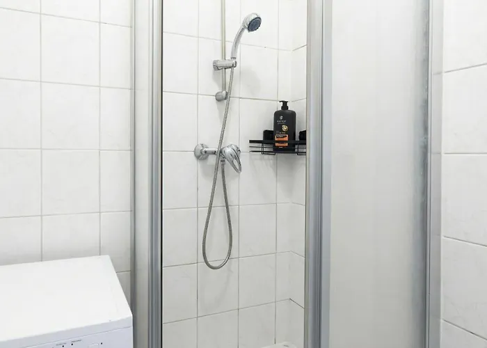 Stylish 1br For 5, Great Location *